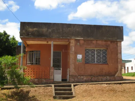 Alugar Casa / Padrão em Bagé. apenas R$ 808,00